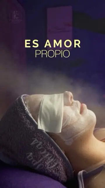 Clienta con mascarilla durante un tratamiento facial