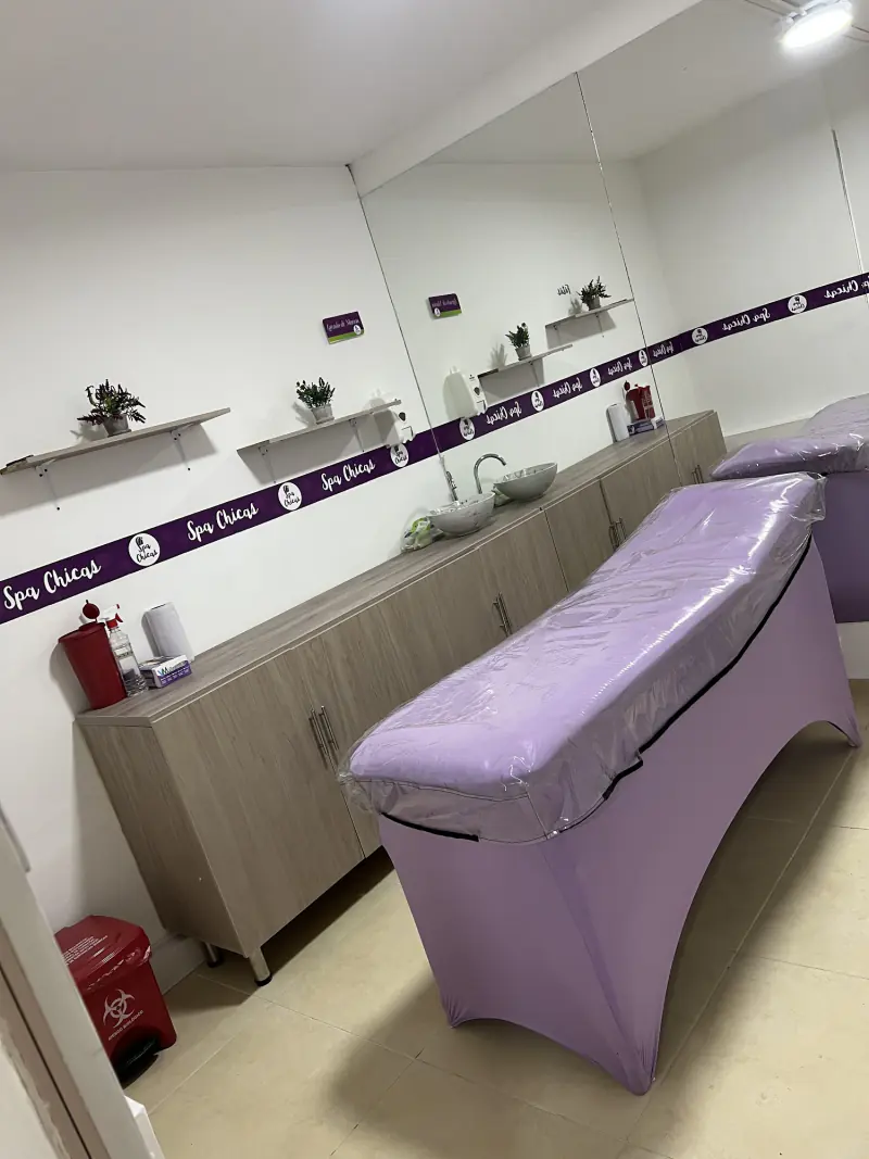 Cabina de tratamientos con camillas lila